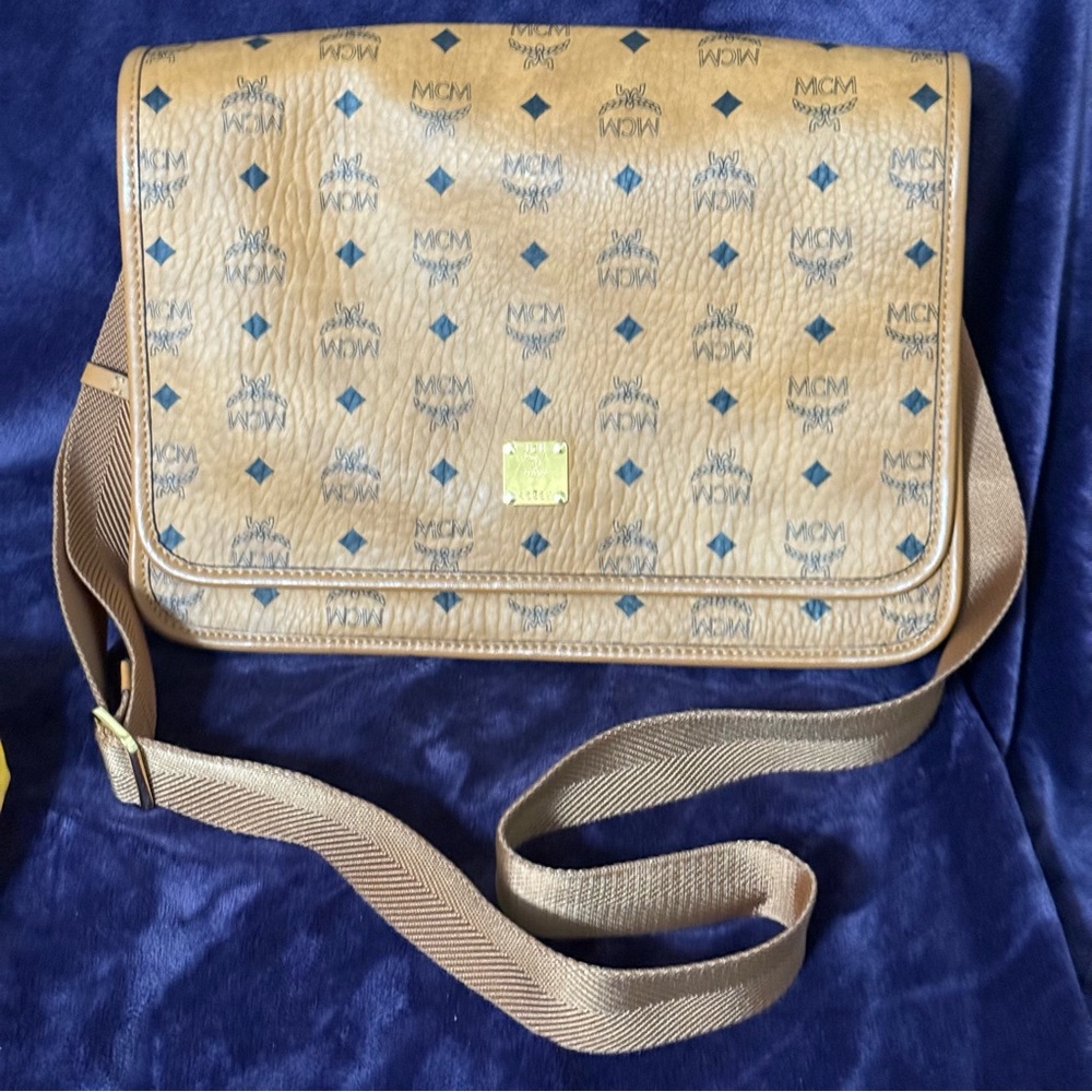 💎UNUSED UNISEX AUTHENTIC MCM COGNAC 
Visetos  Klassik Messenger Bag 💎